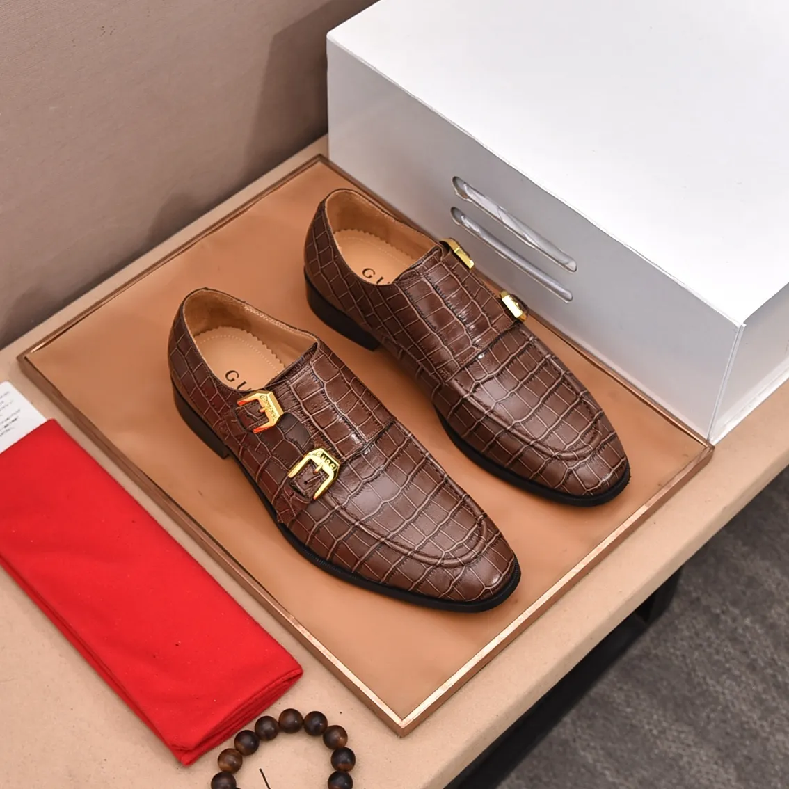 Men's shoes 💰560 (high-end, all cowhide) GUCCI high-end formal leather shoes, original imported fabrics from Italy, cowhide lining, original hardware. I believe you will be struck by it from the first moment you see it. The avant-garde atmosphere can no longer fully interpret its elegance. AAA grade rubber outsole, super comfortable. Original counter last, ensuring its original version and quality. The simple upper ensures its comfort and breathability. A pair of truly good shoes has its own unique soul, famous quality, regular size 38-44 (45 46 customized)